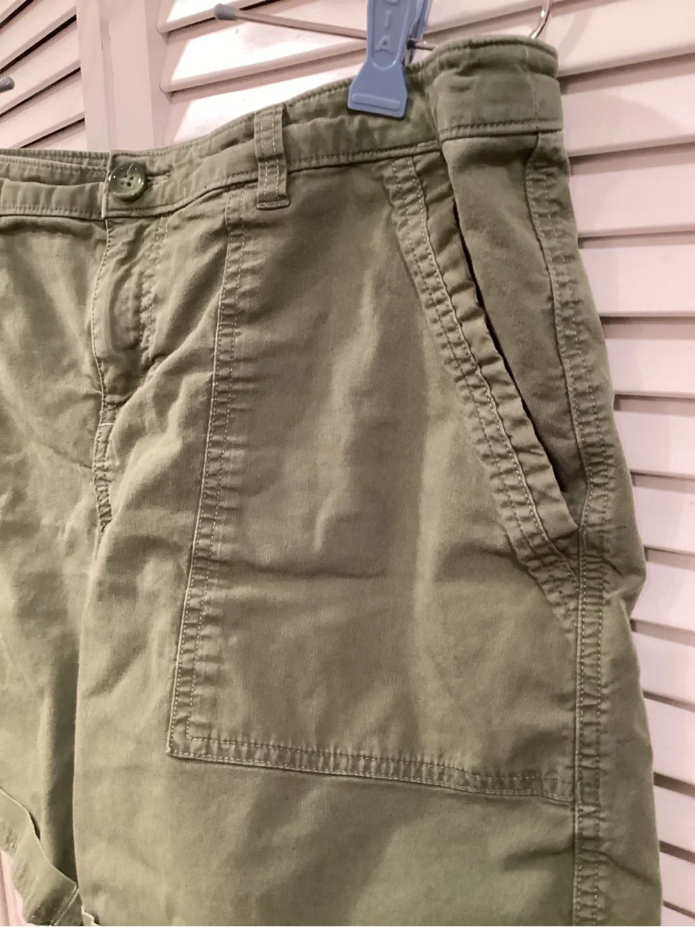 Patagonia Woman’s Olive khaki Utility Roll Cuff Shorts 8 - Picture 11 of 11
